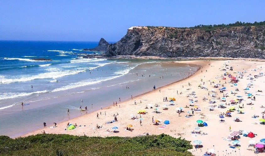 Surfers Praia de Odeceixe Algarve
